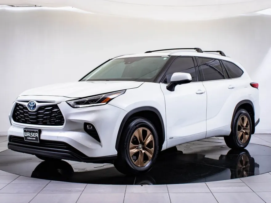 2022 Toyota Highlander Hybrid Bronze Edition photo 1