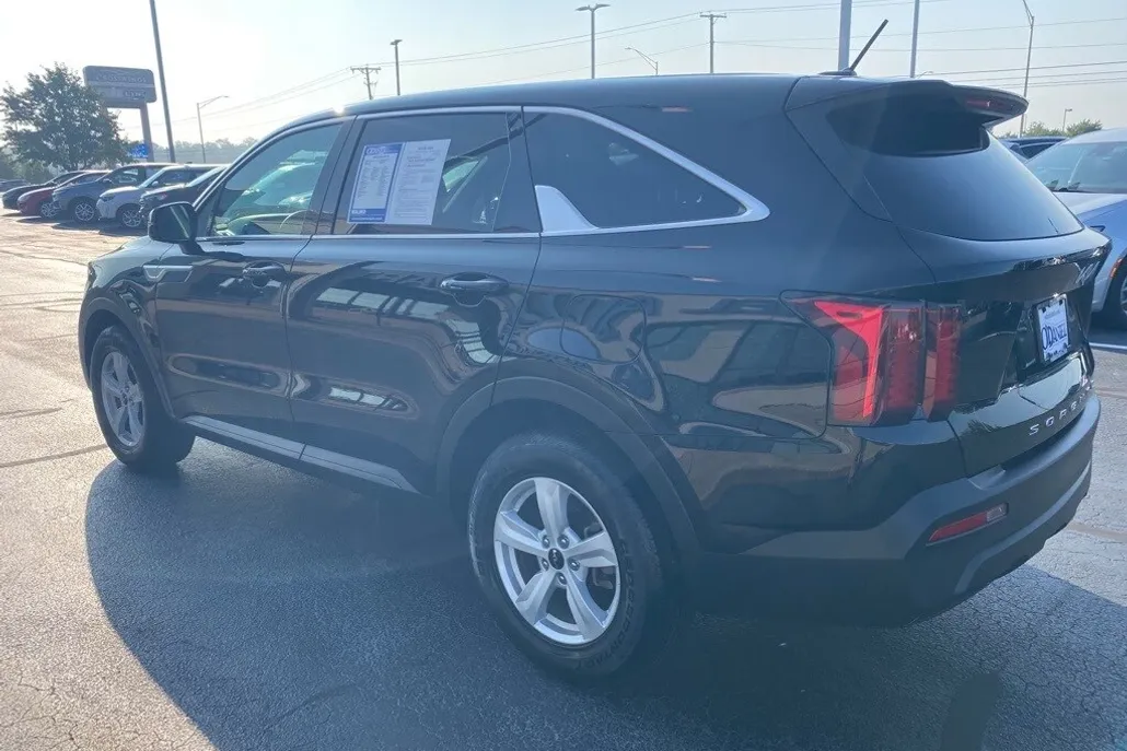 2022 Kia Sorento LX photo 1