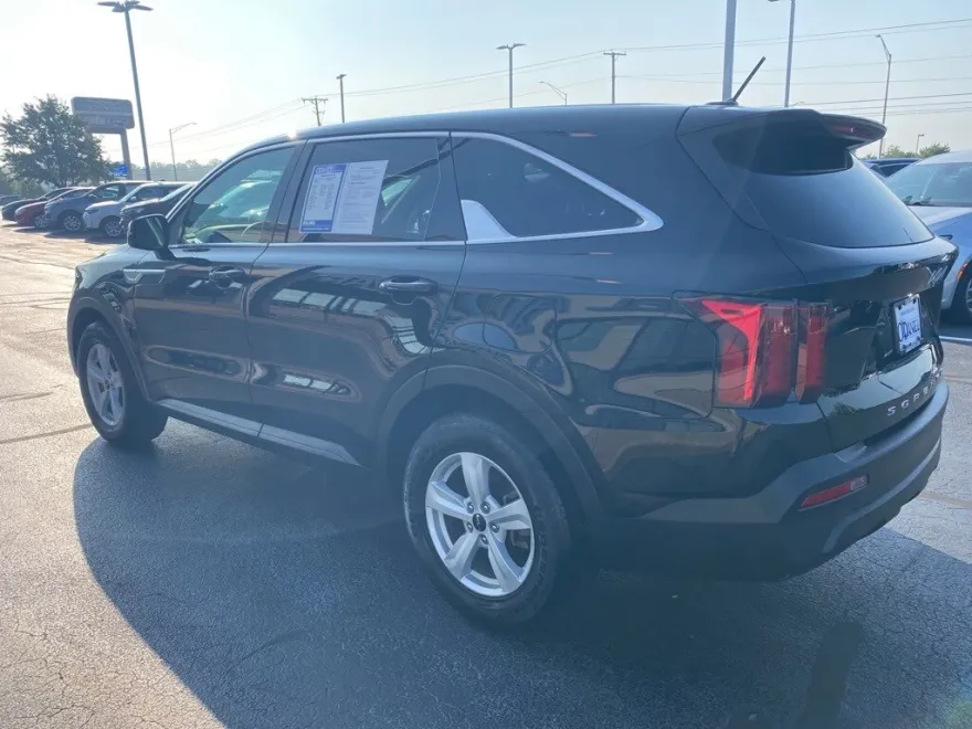 2022 Kia Sorento LX photo 1