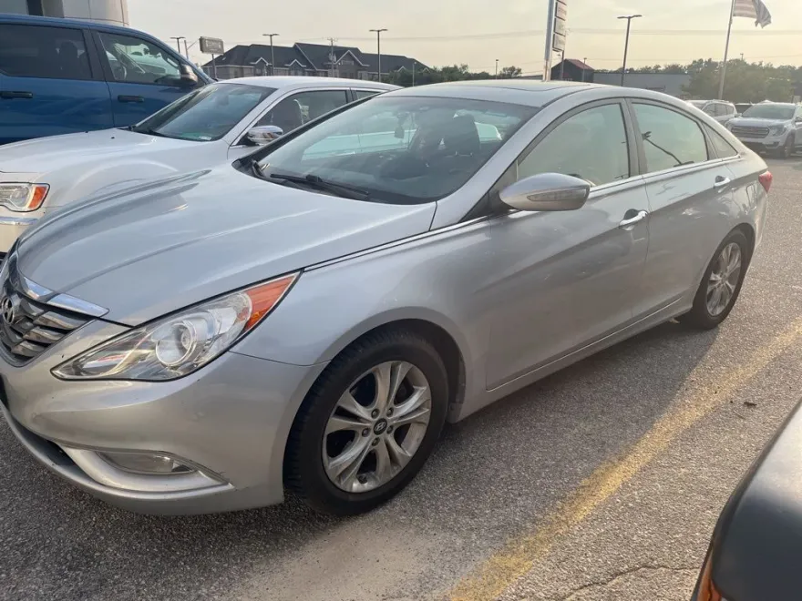 2011 Hyundai Sonata Limited photo 1