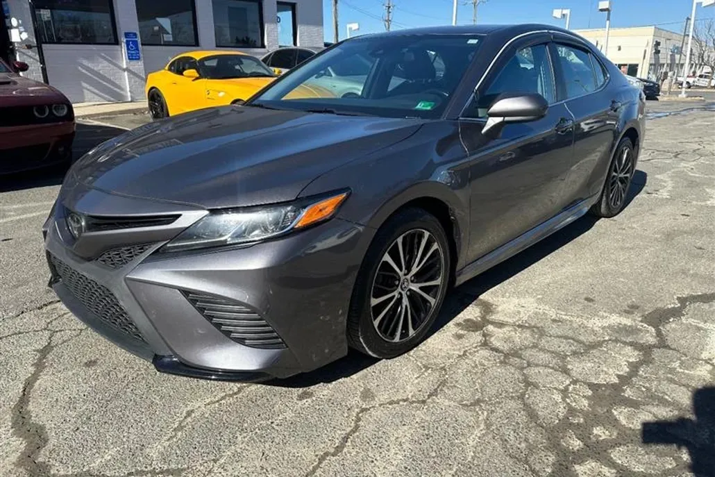 2019 Toyota Camry SE photo 1