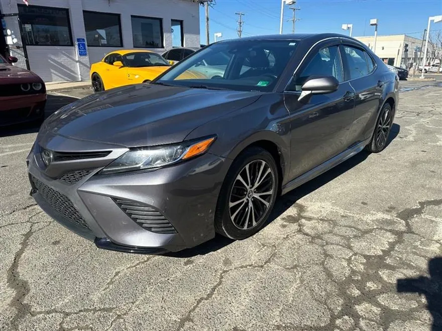 2019 Toyota Camry SE photo 1