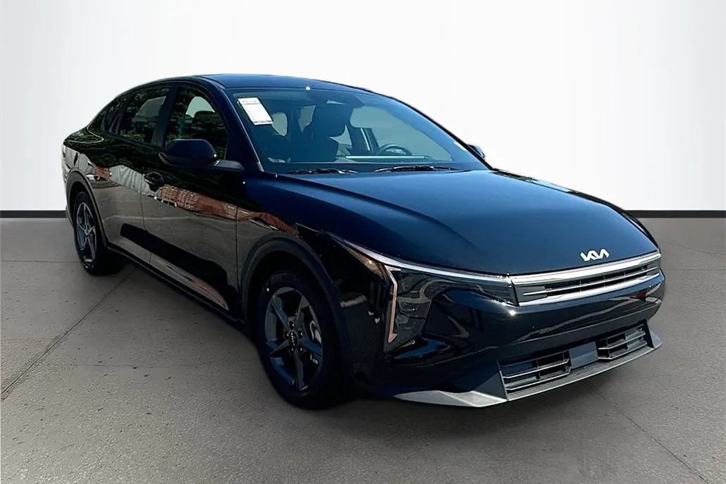 2025 Kia K4 LXS photo 1