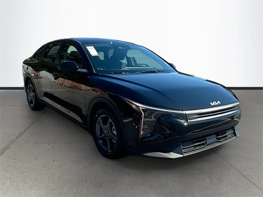 2025 Kia K4 LXS photo 1