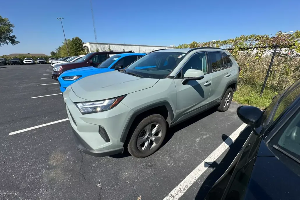 2022 Toyota RAV4 Hybrid XLE photo 1