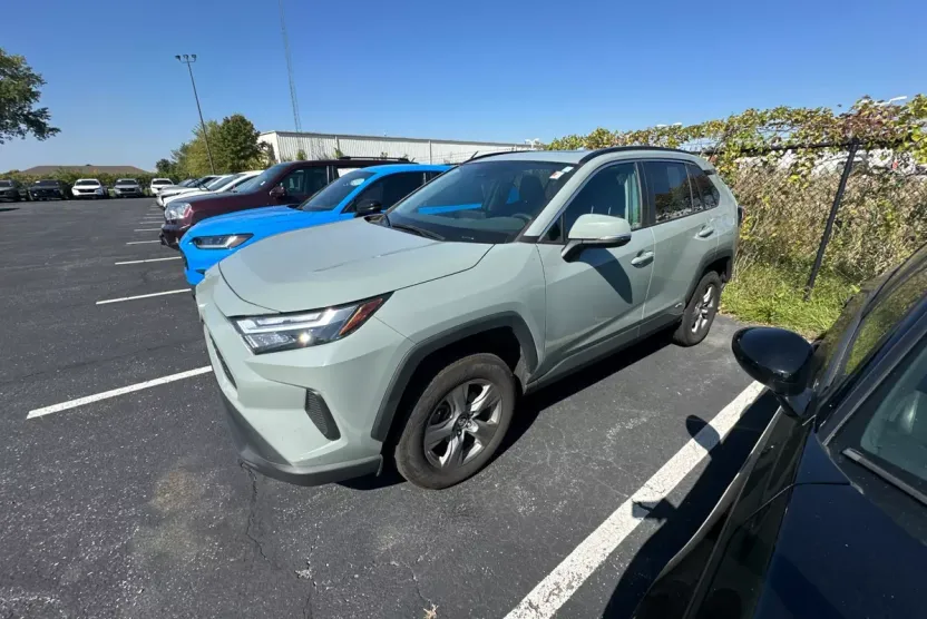 2022 Toyota RAV4 Hybrid XLE photo 1