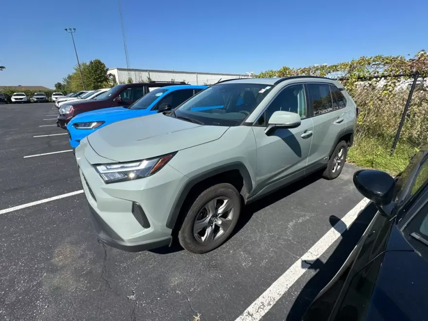 2022 Toyota RAV4 Hybrid XLE photo 1