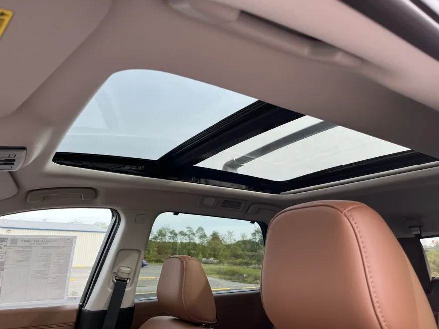 2025 Nissan Pathfinder Platinum photo 1