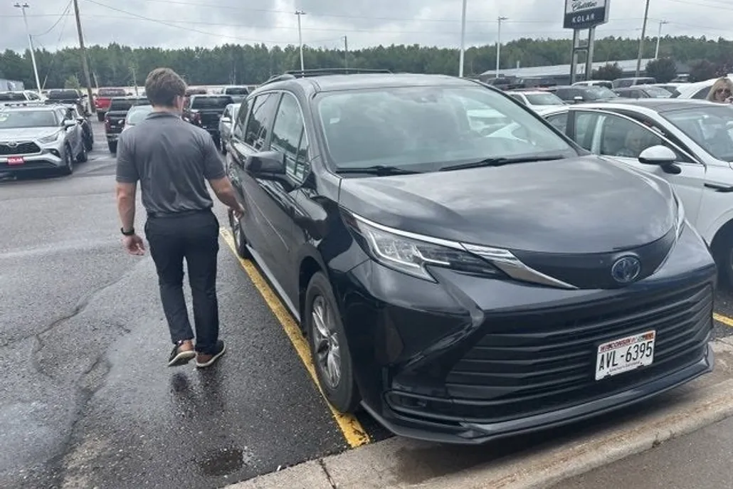 2022 Toyota Sienna LE photo 1