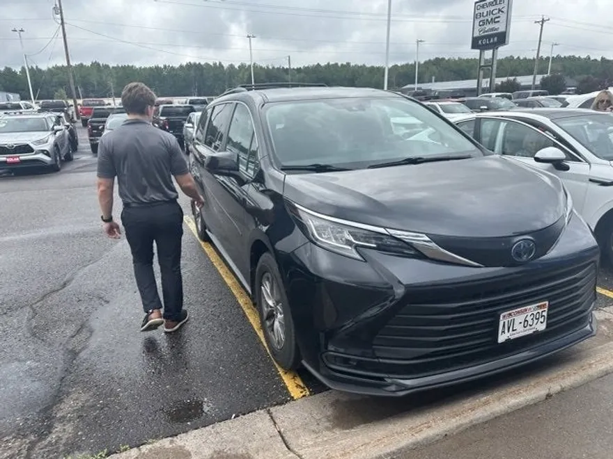 2022 Toyota Sienna LE photo 1