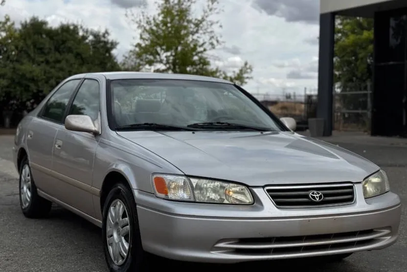 2001 Toyota Camry LE photo 1