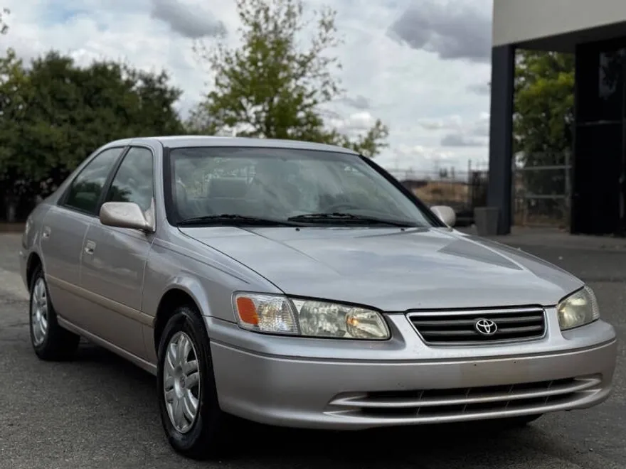 2001 Toyota Camry LE photo 1