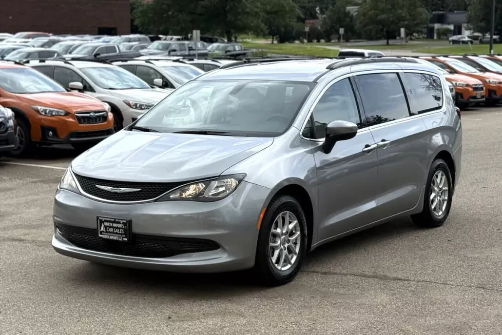 2021 Chrysler Voyager LXi photo 1
