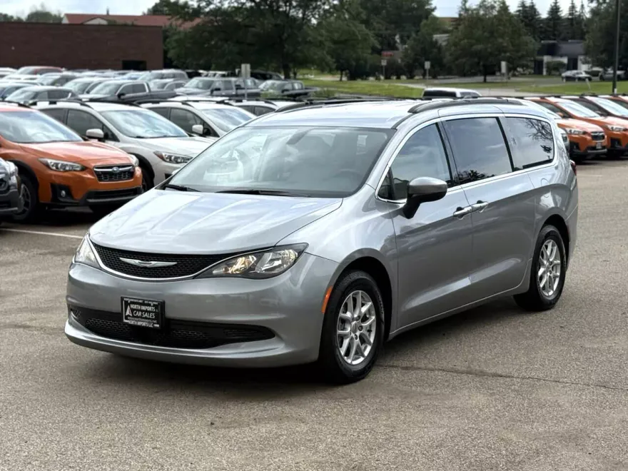 2021 Chrysler Voyager LXi photo 1