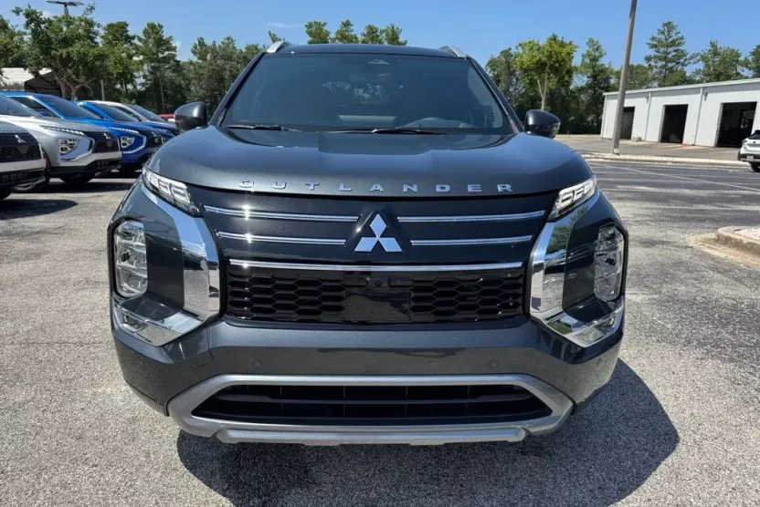 2025 Mitsubishi Outlander SEL photo 1