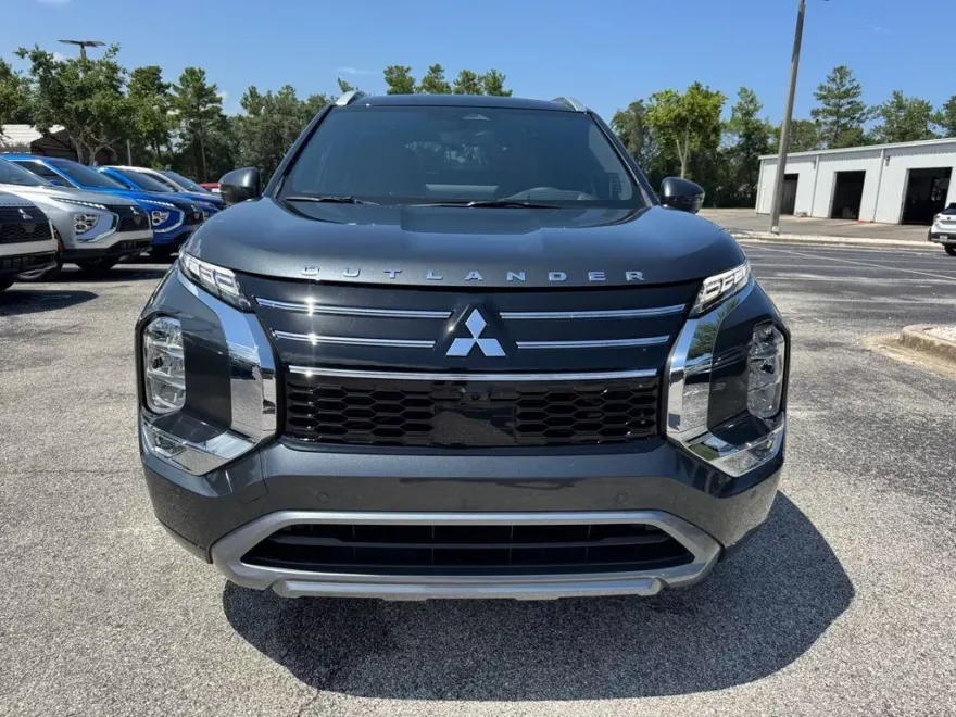 2025 Mitsubishi Outlander SEL photo 1