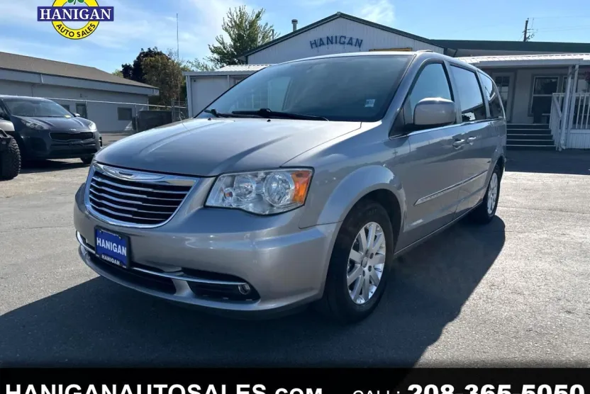 2016 Chrysler Town & Country Touring photo 1