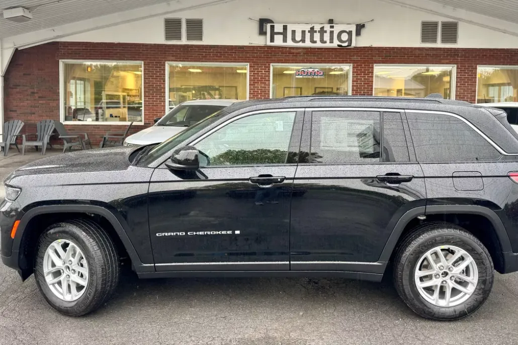 2025 Jeep Grand Cherokee Laredo photo 1