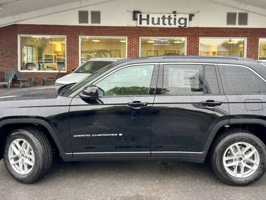 2025 Jeep Grand Cherokee Laredo photo 1