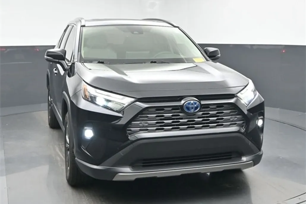 2022 Toyota RAV4 Limited photo 1