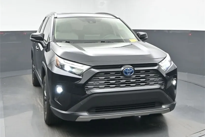 2022 Toyota RAV4 Limited photo 1