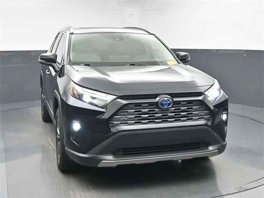 2022 Toyota RAV4 Limited photo 1