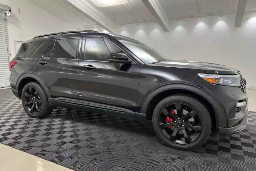 2023 Ford Explorer ST photo 1
