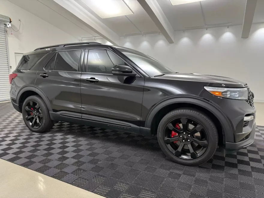 2023 Ford Explorer ST photo 1