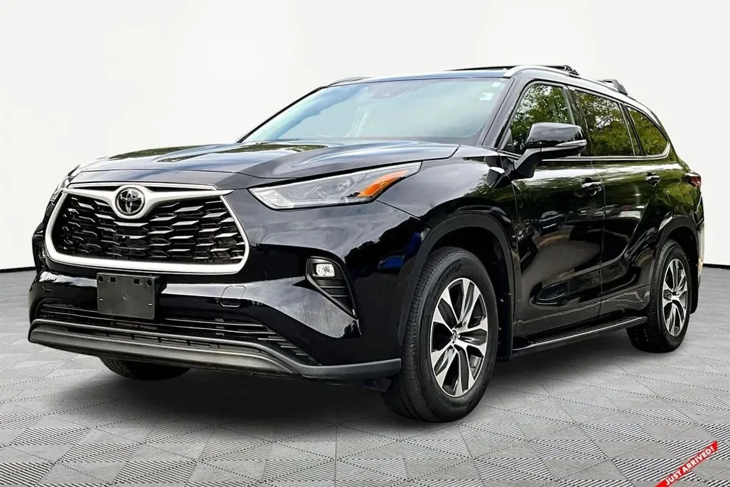 2022 Toyota Highlander XLE photo 1