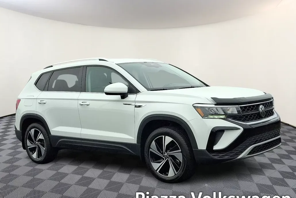 2024 Volkswagen Taos SE photo 1