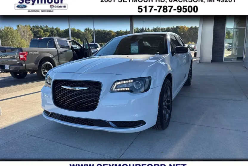 2018 Chrysler 300 Touring photo 1