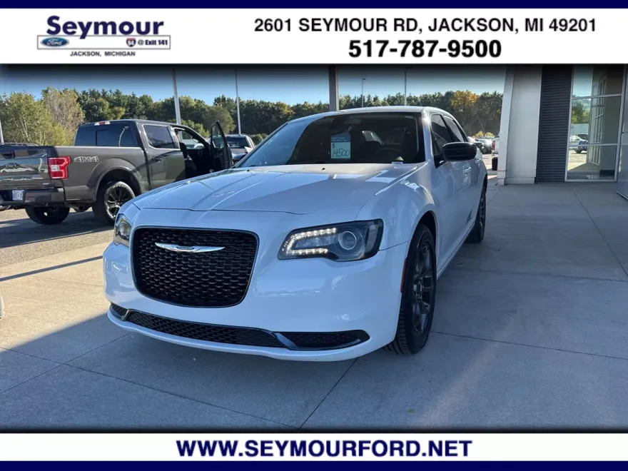 2018 Chrysler 300 Touring photo 1