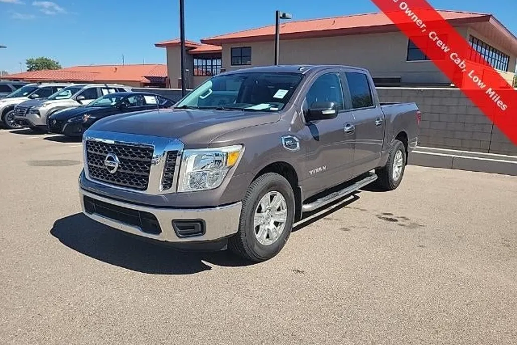 2017 Nissan Titan SV photo 1