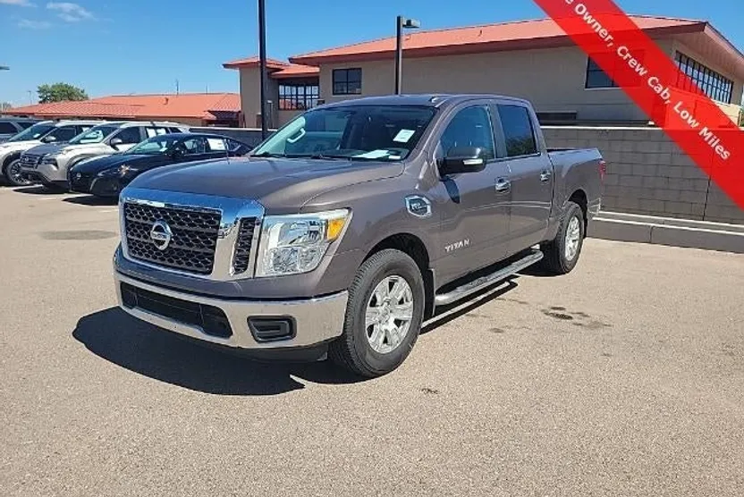 2017 Nissan Titan SV photo 1