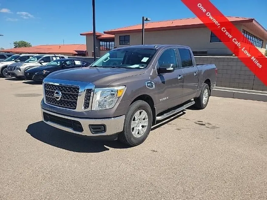 2017 Nissan Titan SV photo 1