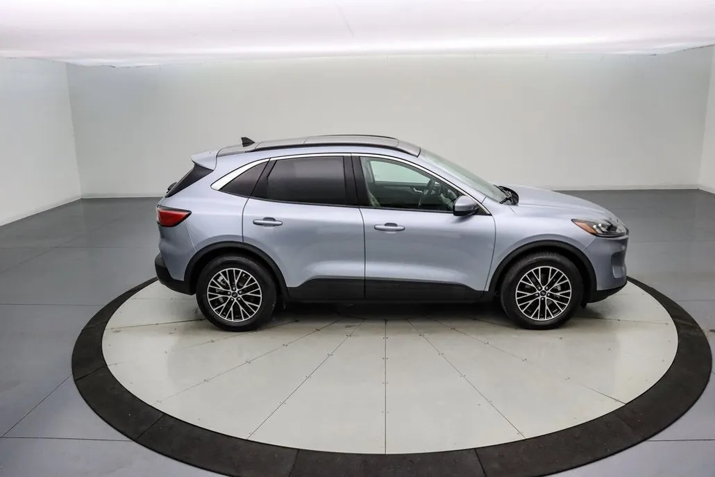 2022 Ford Escape SEL photo 1