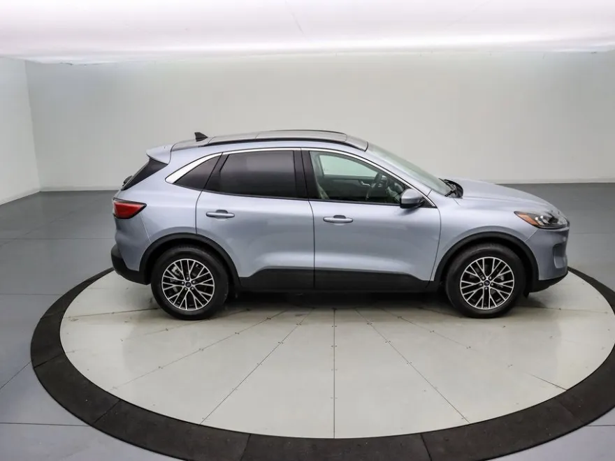 2022 Ford Escape SEL photo 1