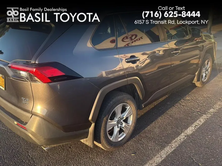 2020 Toyota RAV4 XLE photo 1