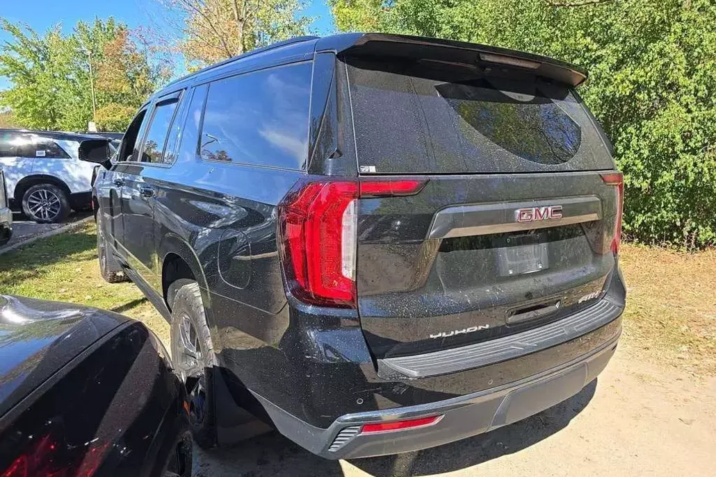 2023 Gmc Yukon XL AT4 photo 1