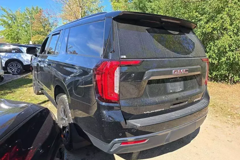 2023 Gmc Yukon XL AT4 photo 1