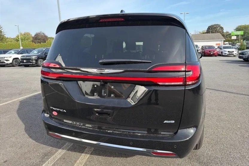 2026 Chrysler Pacifica photo 1