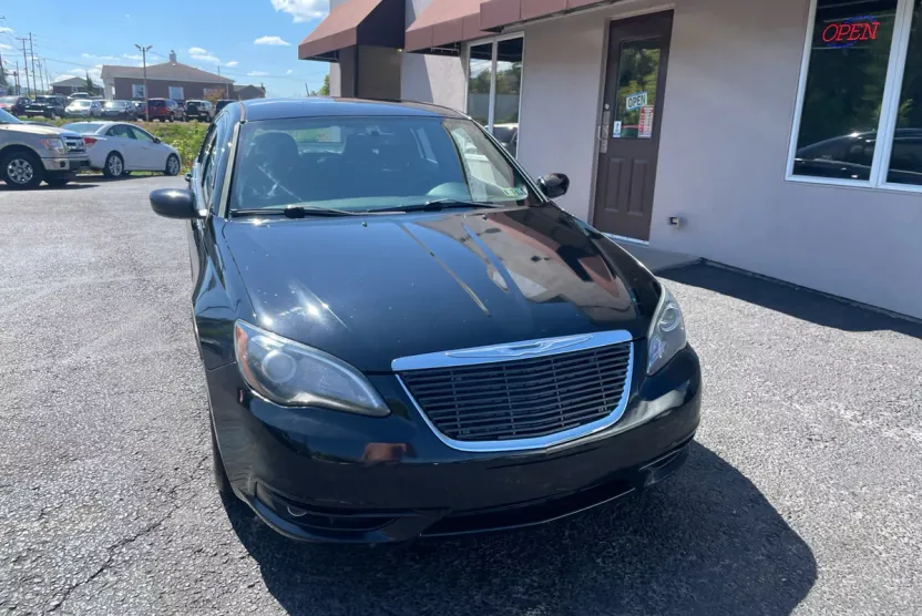 2013 Chrysler 200 Touring photo 1