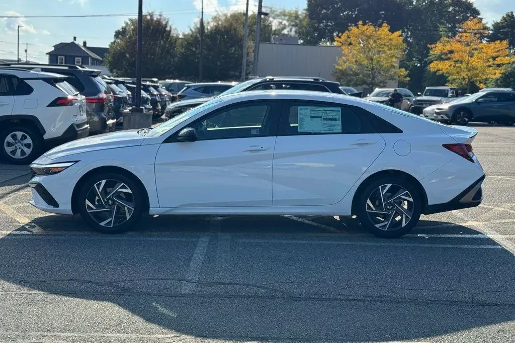 2025 Hyundai Elantra SEL Sport photo 1