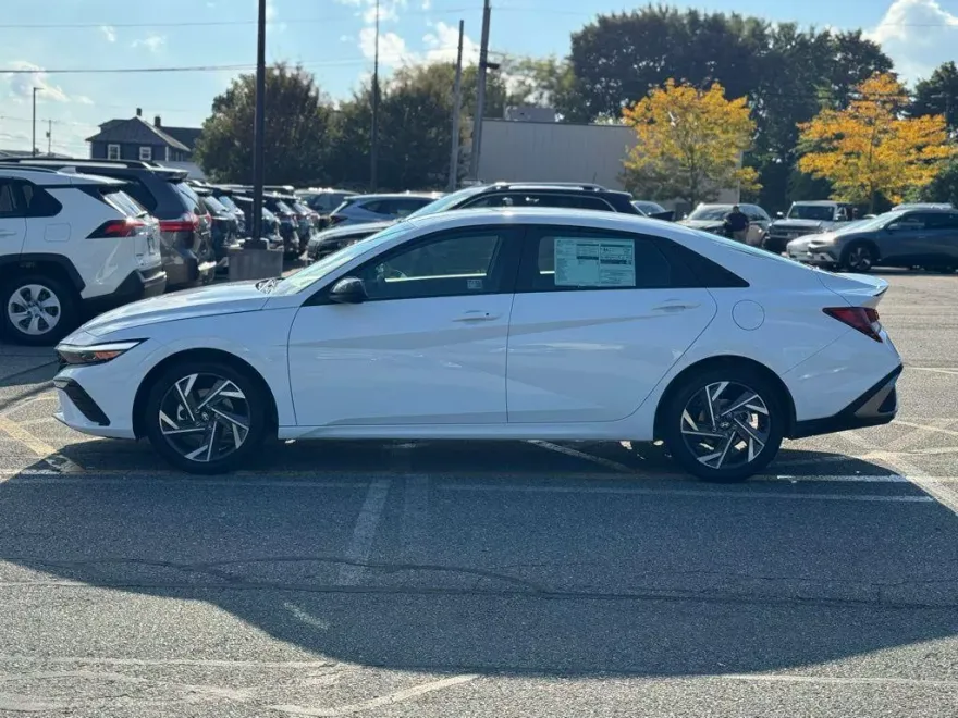 2025 Hyundai Elantra SEL Sport photo 1