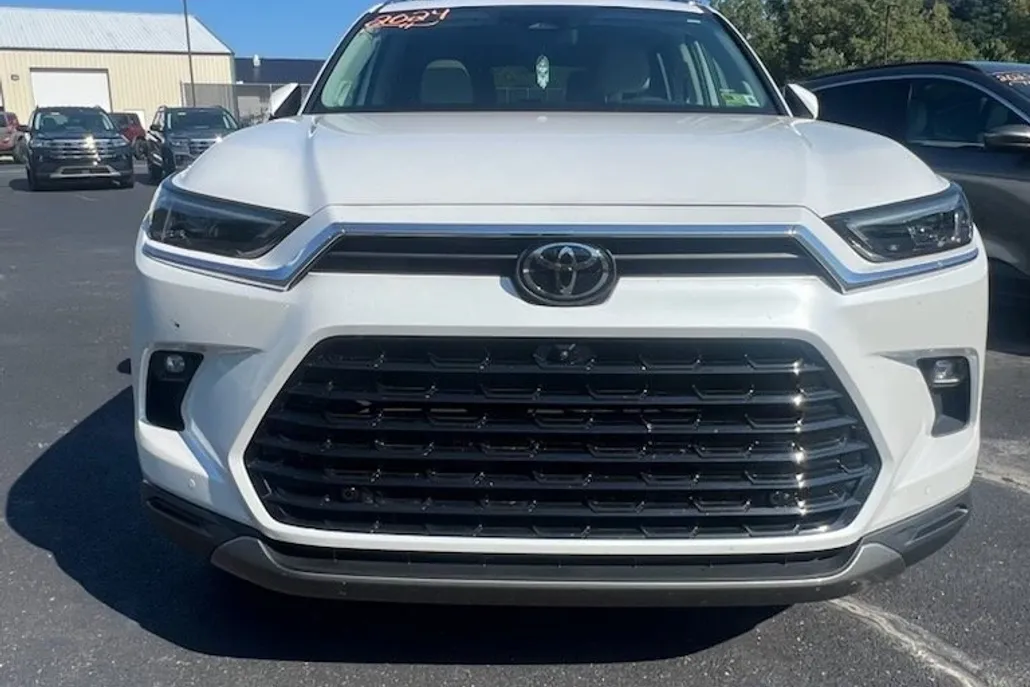 2024 Toyota Grand Highlander XLE Platinum photo 1