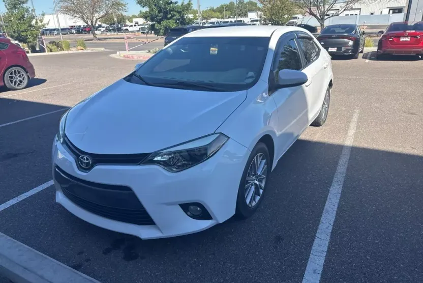 2015 Toyota Corolla LE photo 1
