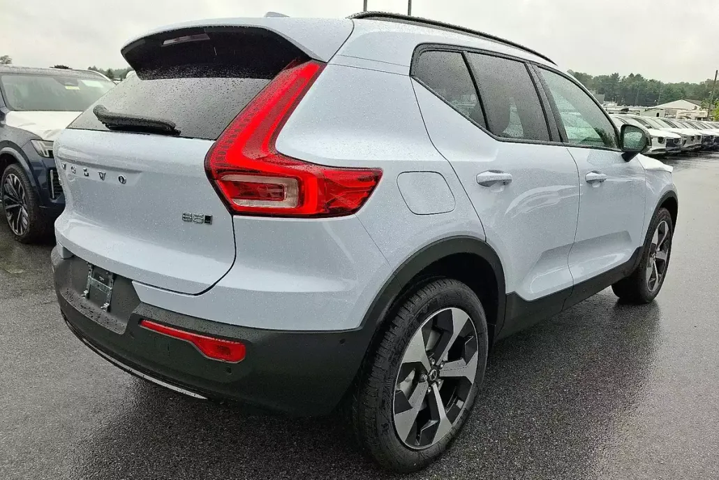 2026 Volvo XC40 Plus photo 1
