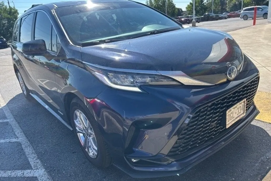 2021 Toyota Sienna XSE photo 1