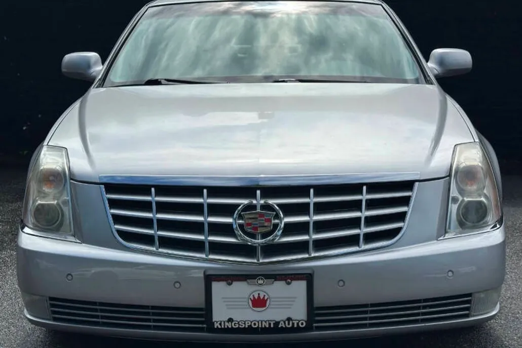 2010 Cadillac DTS Luxury photo 1