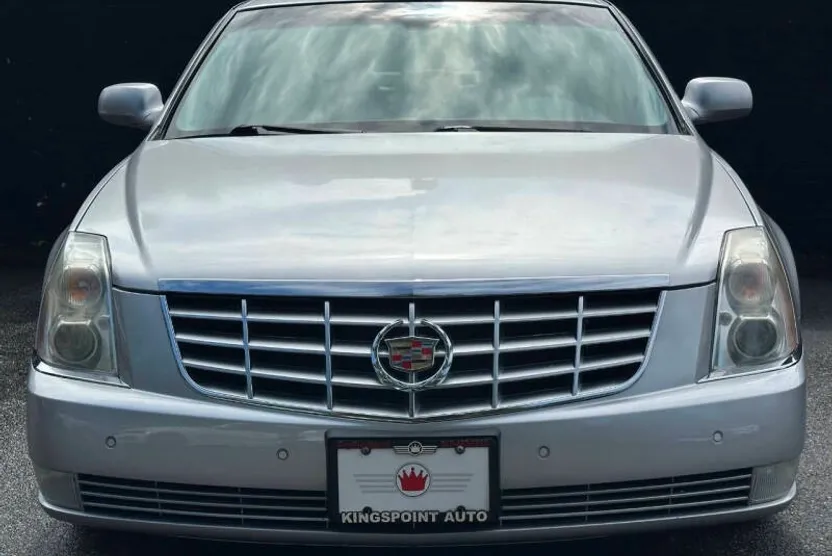 2010 Cadillac DTS Luxury photo 1